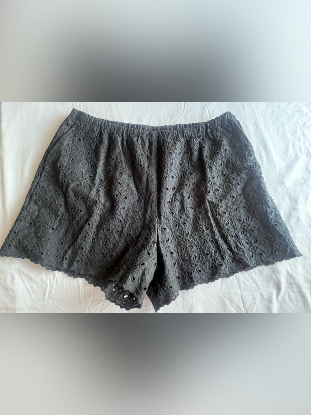 Gap Women's Black Eyelet Shorts Large High Rise Pull On 100% Cotton Pockets - Picture 3 of 4